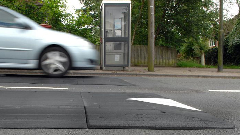 Δεν φαντάζεστε πόσα σαμαράκια υπάρχουν στους δρόμους της Βρετανίας